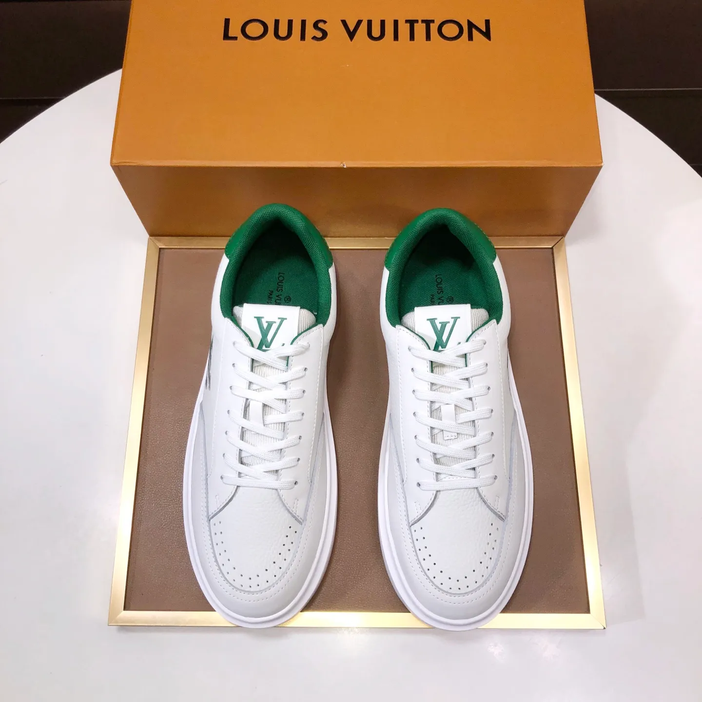 Factory batch 640💰original development, quality shipment, welcome to compare - LV sneaker series sports shoes introduce the loose silhouette of the ready-to-wear series into the spring and summer men's wear shows and make an eye-catching appearance. The cow leather upper is combined with rough fabric laces, and colorful beading highlights the brand's classic elements. LV letters mark the tongue and Monogram floral outsole. Mixed materials Made of top-grain cowhide, thick shoelace design, large Monogram print on the side, mesh lining and cotton feet, the comfort is as extreme as ever, premium heritage, quality first, worth owning! Size: Men’s 38-45 (45 is custom-made and cannot be returned or exchanged)